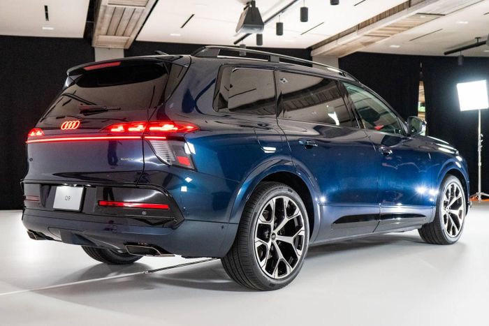  Thuộc phân khúc SUV cỡ lớn, Q9 sẽ cạnh tranh trực tiếp với BMW X7, Mercedes-Benz GLS hay Lexus LX. Mẫu xe này có giá khởi điểm từ 108.400 Euro (khoảng 125.100 USD) tại Đức. 