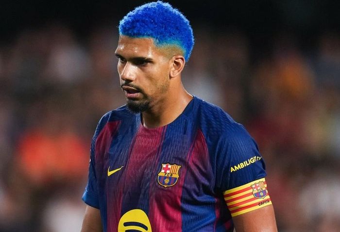 Ronald Araujo gia nhập Liverpool từ Barcelona theo hợp đồng cho mượn. Trung vệ người Uruguay sa sút từ khi dính chấn thương đầu gối và hy vọng tìm lại phong độ tại Ngoại hạng Anh.