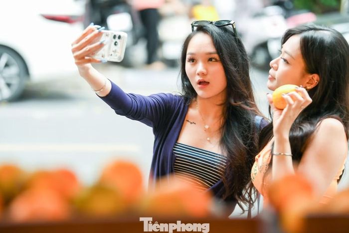  Hồng Nhung (Hà Nội) cũng rủ bạn bè đến quán sau khi nhiều đoạn video đẹp mắt trên nền tảng TikTok. Cô lựa chọn trang phục theo tone màu của không gian và tìm vị trí có ánh sáng phù hợp. 