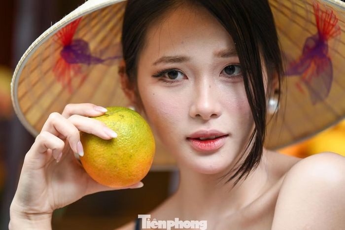 Màu vàng của dứa, cam, màu xanh của dừa, màu đỏ của cà chua tạo điểm nhấn thị giác ngay lối vào. Theo đại diện quán cà phê, hoa quả tươi chủ yếu được sử dụng để trưng bày, tạo góc chụp ảnh cho khách. 