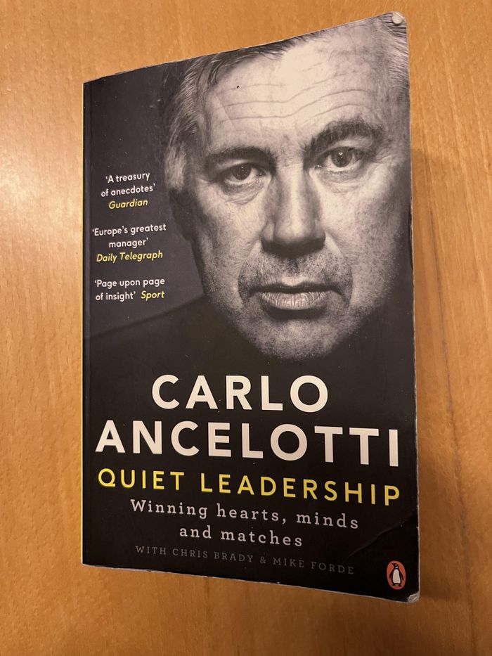  Carlo Ancelotti xây dựng quyền lực trong phòng thay đồ bằng sự bình tĩnh và khả năng quản trị con người hơn là những mệnh lệnh cứng rắn. 