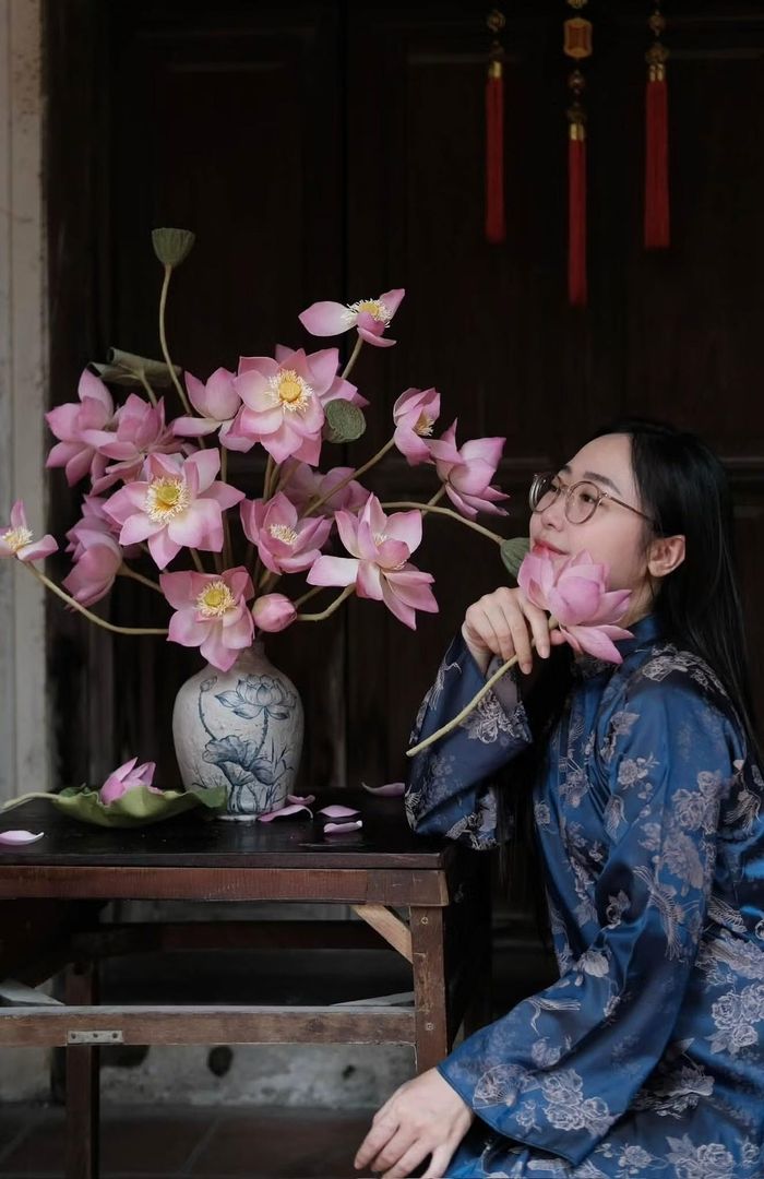 Ba chiếc bánh Trung thu được tạo hình bình sen, bình ly và bình hoa chuối, cao khoảng 20-30 cm. Khi cắm hoa hoàn chỉnh, mỗi bình đạt chiều cao 50-60 cm. Thoạt nhìn, nhiều người nhầm tưởng là bình hoa thật. Theo Thùy Dương, nhóm luôn ưu tiên khai thác các chất liệu văn hóa truyền thống trong những sản phẩm sáng tạo. Năm nay, cô và cộng sự muốn kết hợp bánh nướng Trung thu với bột tò he - một chất liệu di sản khác của Việt Nam.