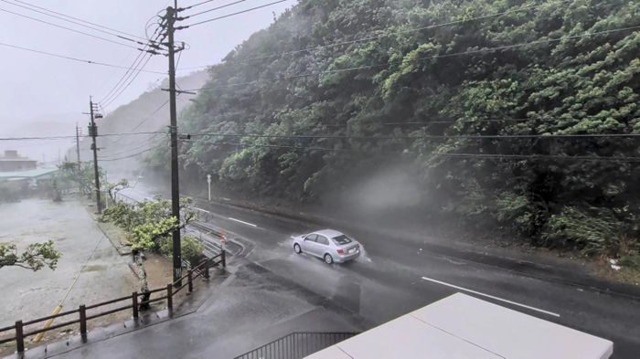  Một chiếc ôtô di chuyển dưới mưa lớn và gió mạnh khi bão Dolphin tiến vào đảo Amami, tỉnh Kagoshima. Ảnh: Reuters. 