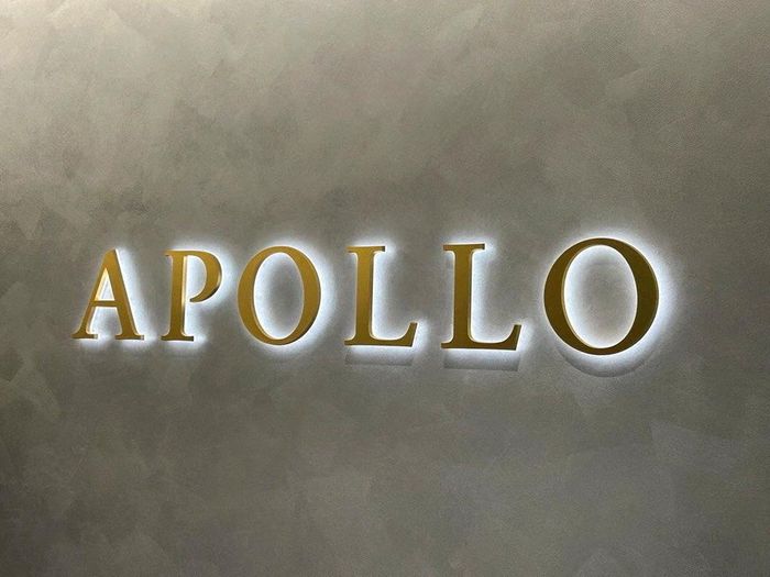  Logo của Apollo Global Management tại văn phòng Tokyo, Nhật Bản. Ảnh: Reuters.