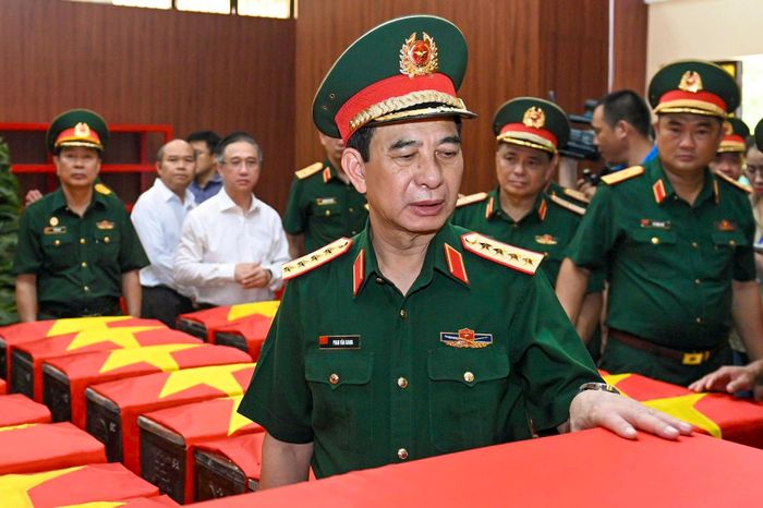  Đại tướng Phan Văn Giang thăm hỏi, động viên lực lượng tìm kiếm tại công viên ngày 25/7. Ảnh: Hoài Bảo. 