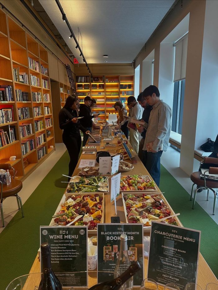  Nhiều khách hàng xa lạ đã trở thành bạn bè sau khi gặp nhau tại Liz’s Book Bar. Ảnh: @lizsbookbar.