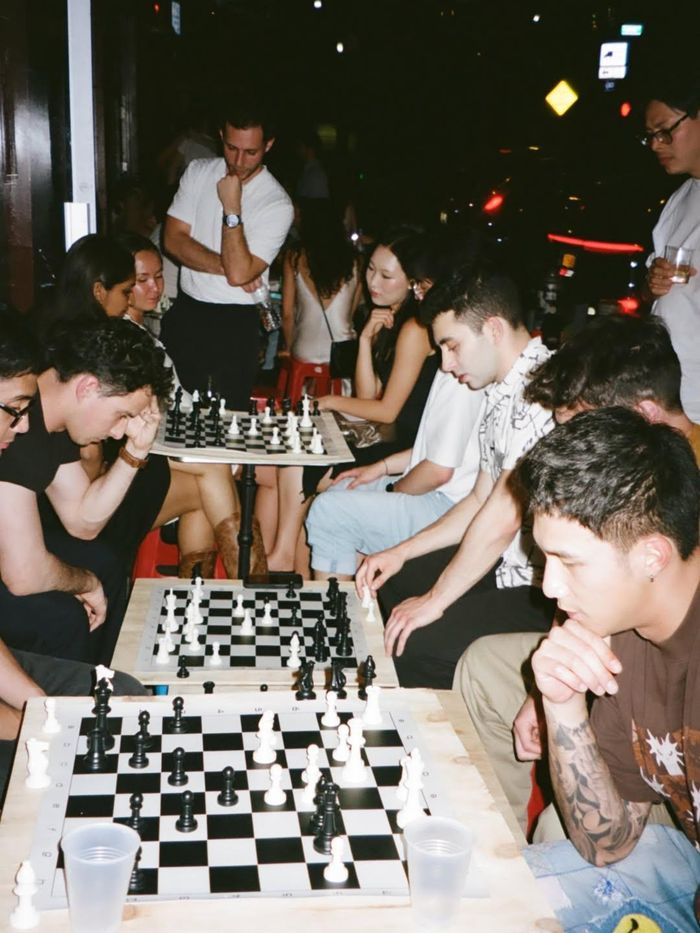  Pawn Chess Club thu hút nhiều người trẻ tham gia chơi cờ cùng người lạ. Ảnh: @pawnchessclub. 