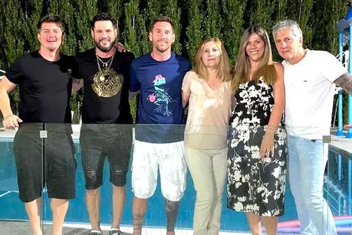 Lionel Messi (giữa) cùng gia đình năm 2022. Ảnh: Instagram/Leo Messi.