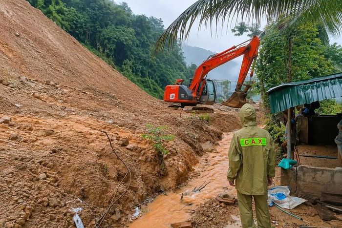 Máy móc được huy động khắc phục sạt lở đất sau đợt mưa lớn kéo dài trên địa bàn xã Quan Sơn