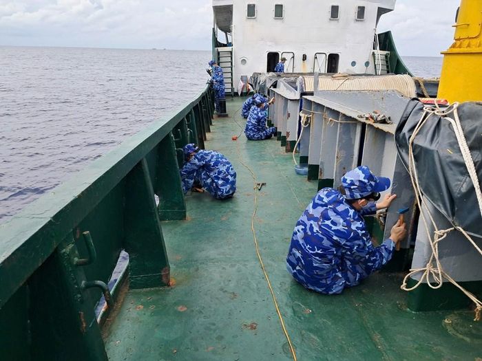 Cán bộ, chiến sĩ Hải đoàn 21 tích cực bảo quản, sơn sửa tàu, chuẩn bị sẵn sàng cho Hội thi