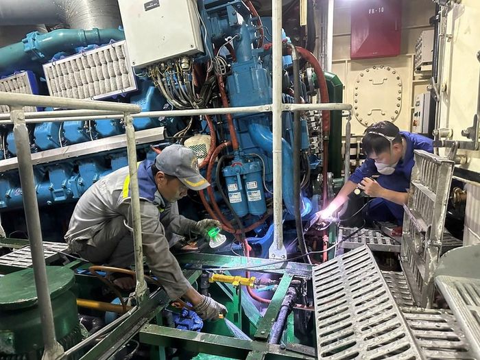 Các tàu tích cực bảo quản các trang bị, máy móc