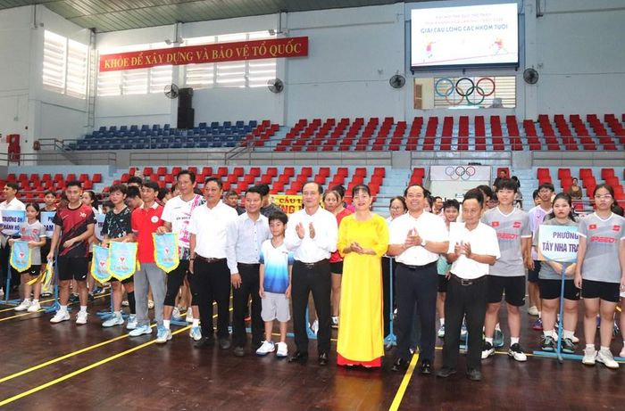 Lãnh đạo Sở VHTTDL và Trung tâm Dịch vụ thi đấu thể thao tỉnh Khánh Hòa tặng cờ cho các đội, động viên các VĐV thi đấu đạt kết quả cao