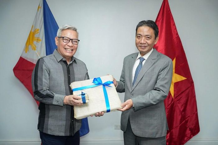 Chủ tịch NCCA Eric Zerrudo tặng quà lưu niệm Thứ trưởng Hoàng Đạo Cương