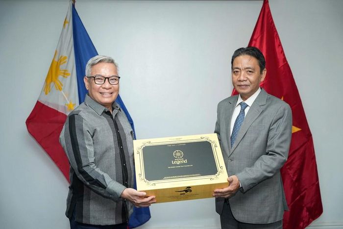 Thứ trưởng Hoàng Đạo Cương tặng quà Chủ tịch NCCA Eric Zerrudo