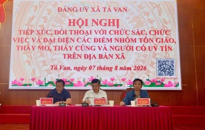 Lãnh đạo Đảng ủy xã Tả Van đối thoại, giải đáp các kiến nghị của chức sắc, người có uy tín tại Hội nghị