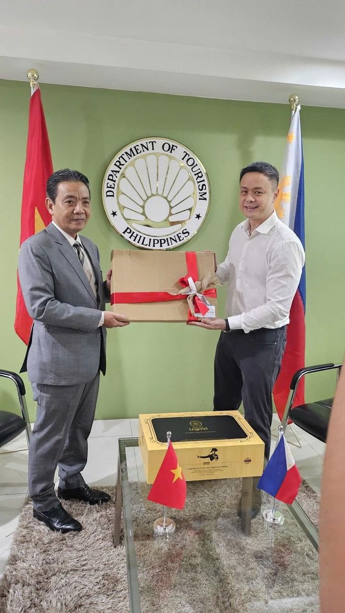 Thứ trưởng Stanley K. Ng tặng quà lưu niệm Thứ trưởng Hoàng Đạo Cương