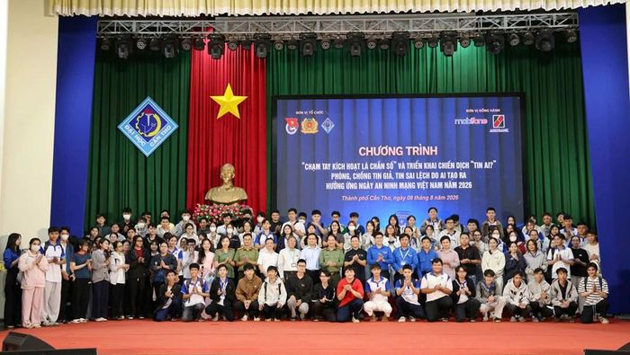 Ban tổ chức và sinh viên chụp ảnh lưu niệm