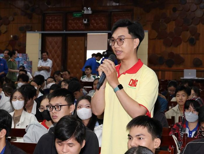 Các bạn trẻ tham gia trao đổi nhiều nội dung