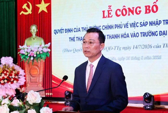 Chủ tịch UBND tỉnh Tô Anh Dũng phát biểu tại buổi lễ công bố quyết định sáp nhập hai trường đại học. Ảnh: Phong Sắc