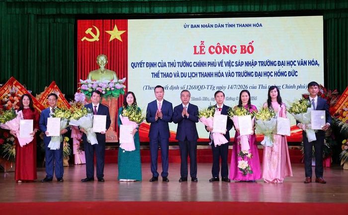 Bí thư Tỉnh ủy Lê Đức Thái và Chủ tịch UBND tỉnh Tô Anh Dũng trao Quyết định của Chủ tịch UBND tỉnh bổ nhiệm Hiệu trưởng, các Phó Hiệu trưởng Trường Đại học Hồng Đức. Ảnh: Phong Sắc