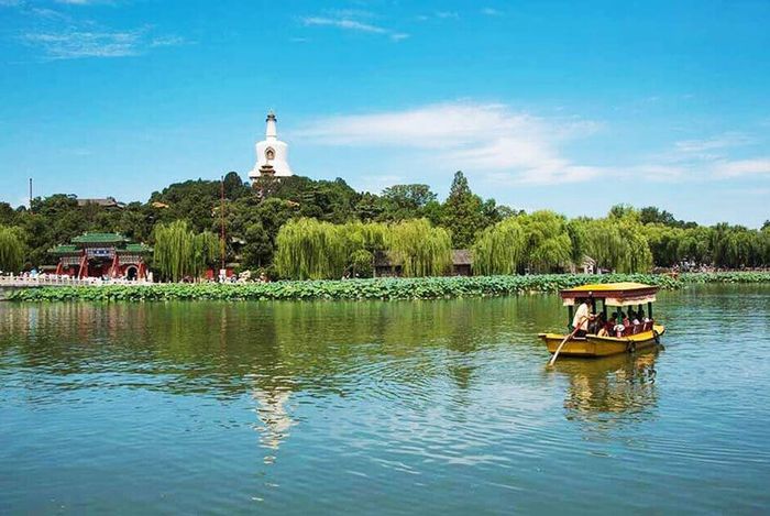 Khung cảnh Công viên Bắc Hải, một trong những công viên cổ nhất Bắc Kinh, dưới bầu trời trong xanh