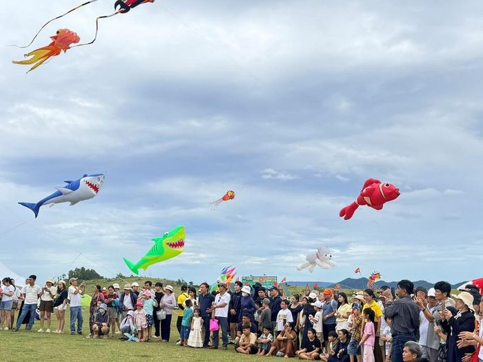 Những cánh diều nghệ thuật nhiều màu sắc tung bay trên thảo nguyên Bùi Hui, tạo nên khung cảnh rực rỡ, thu hút du khách