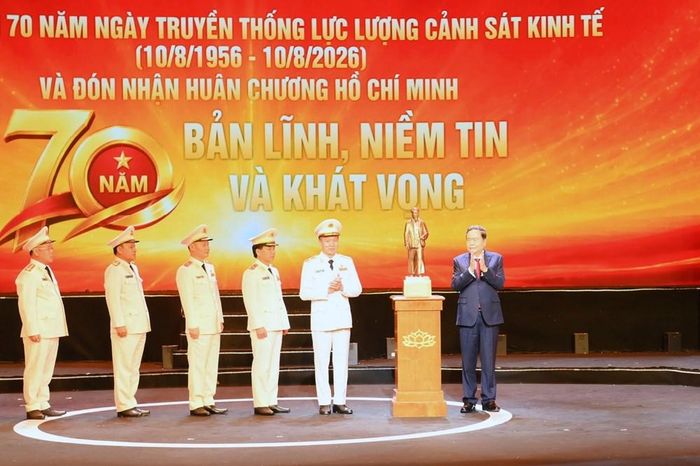 Thay mặt đồng chí Tổng Bí thư, Chủ tịch nước Tô Lâm, Chủ tịch Quốc hội Trần Thanh Mẫn trao bức tượng Bác Hồ về thăm quê tặng lực lượng Cảnh sát kinh tế