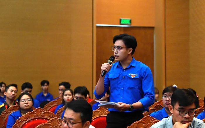 Thanh niên Nguyễn Quốc Thịnh, Phó Chủ tịch Hội Sinh viên Trường Đại học Quy Nhơn chia sẻ tại hội nghị đối thoại