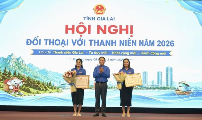 Lãnh đạo tỉnh Gia Lai trao tặng Bằng khen cho các tập thể, cá nhân có thành tích xuất sắc trong phong trào thanh niên khởi nghiệp