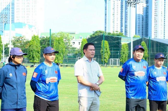 Phó Chủ tịch LĐBĐ Việt Nam Trần Anh Tú động viên đội tuyển nữ Việt Nam trong quá trình chuẩn bị cho ASIAD 2026