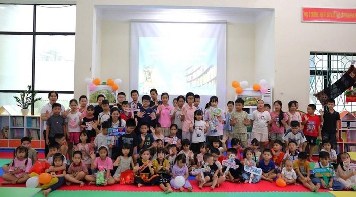 Các em không chỉ đọc, mà được sống trong sách qua những hoạt động trải nghiệm đầy sáng tạo: sôi nổi tranh tài trong phần thi “Ai thông minh hơn”, lắng đọng với phần Kể chuyện theo sách, tự tin thể hiện năng khiếu qua các tiết mục văn nghệ, hết mình trong các trò chơi vận động và tỉ mỉ, khéo léo khi tự tay trang trí những chiếc túi giấy với chủ đề quê hương Điện Biên