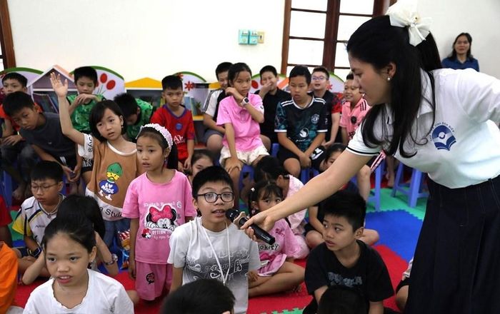 Mỗi câu chuyện được kể bằng giọng hồn nhiên, mỗi trang sách được lật mở bằng ánh mắt tò mò, mỗi sản phẩm nhỏ xinh được hoàn thành bằng đôi tay khéo léo… chính là những hạt mầm của tình yêu sách, của lòng tự hào dân tộc và ý thức gìn giữ bản sắc văn hóa đang được ươm mầm trong tâm hồn trẻ thơ