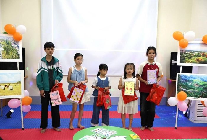 Những phần quà nhỏ được trao tận tay các em vừa đem lại niềm vui, vừa là lời nhắn nhủ yêu thương: Hãy tiếp tục đọc nhiều hơn để hiểu rộng hơn, khám phá nhiều hơn để yêu hơn và sáng tạo nhiều hơn để làm đẹp hơn cho quê hương