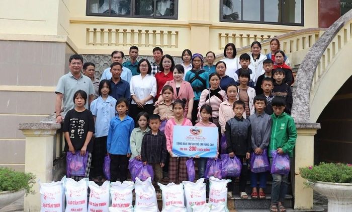 Tại chương trình, 20 em học sinh có hoàn cảnh đặc biệt khó khăn được nhận bảo trợ, với tổng trị giá hơn 200 triệu đồng