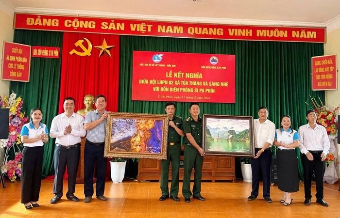 Hội LHPN 2 xã và Đồn Biên phòng Si Pa Phìn trao tặng những phần quà lưu niệm, thắt chặt tình đoàn kết quân - dân nơi biên giới