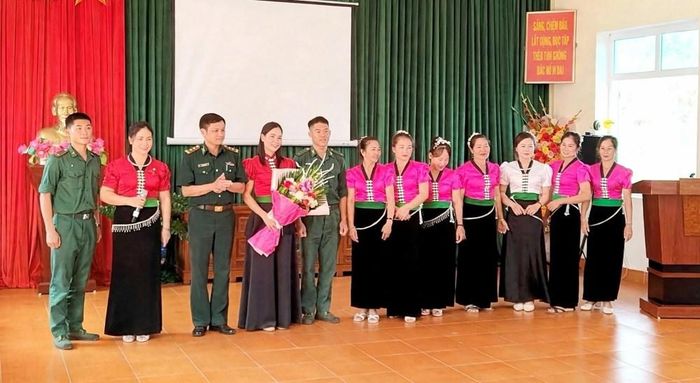 Lãnh đạo Đồn Biên phòng Si Pa Phìn tặng hoa chúc mừng Hội LHPN 2 xã Sáng Nhè và Tủa Thàng tại buổi lễ