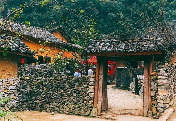 Nhà của Pao với khung cảnh yên bình cổ kính là điểm nhấn du lịch quan trọng của xã Sà Phìn. Ảnh: T.L