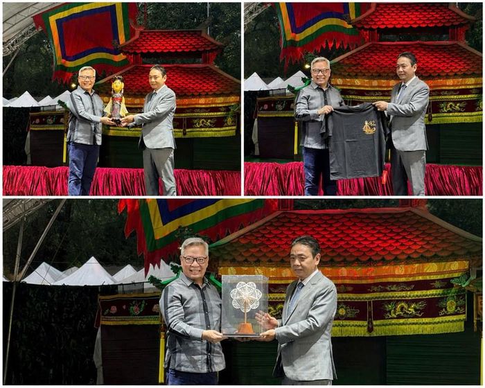 Thứ trưởng Hoàng Đạo Cương và Chủ tịch NCCA Eric B. Zerrudo tặng quà lưu niệm, chúc mừng thành công của sự kiện