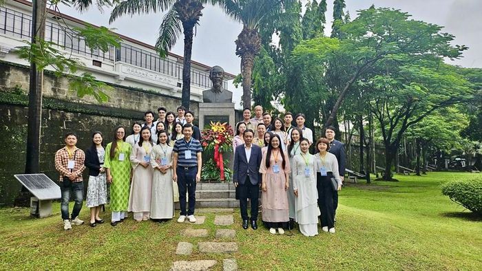 Trước đó, đoàn Bộ VHTTDL cùng các nghệ sĩ Nhà hát Múa rối Việt Nam đã dâng hoa tại tượng Chủ tịch Hồ Chí Minh trong Vườn ASEAN