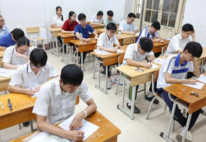 Học sinh Hà Nội làm bài thi trong Kỳ thi tuyển sinh lớp 10 công lập. Ảnh: TTXVN