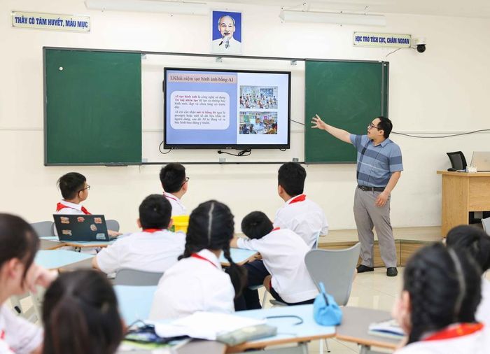 Học sinh Hà Nội ứng dụng AI trong sáng tạo hình ảnh và thiết kế lắp ghép robot. Ảnh: TTXVN