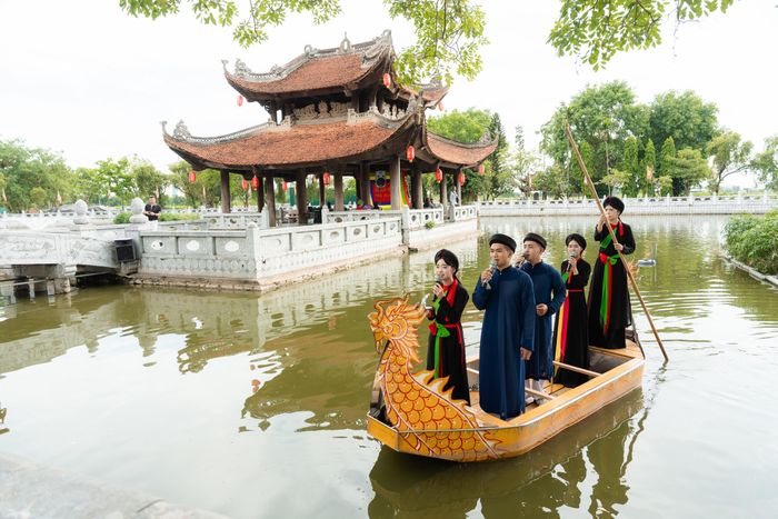 Một chương trình nghệ thuật dân gian được đưa vào không gian du lịch có thể giúp du khách tiếp cận nghệ thuật truyền thống theo cách tự nhiên hơn.