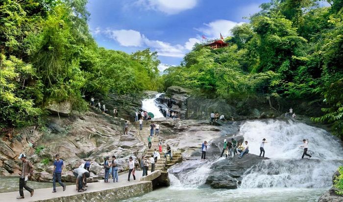 Suối Mỡ là điểm du lịch sinh thái nổi tiếng của vùng Đông Bắc với dòng suối mát lành uốn quanh thung lũng núi Huyền Đinh, Yên Tử.