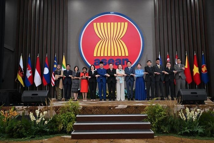 Các đại biểu quan chức tại lễ kỷ niệm