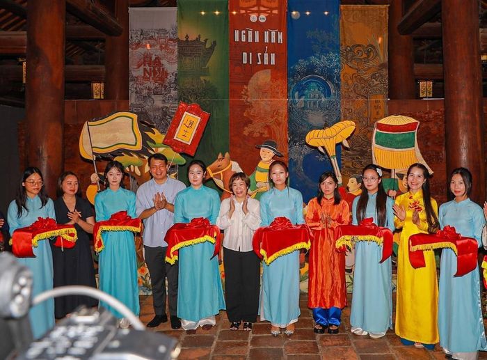 Các đại biểu thực hiện nghi thức cắt băng khai mạc. Ảnh: Khánh Hoà - TTXVN