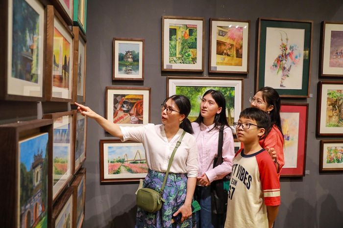 Khách tham quan triển lãm. Ảnh: Khánh Hoà - TTXVN