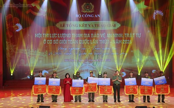 Ủy viên Bộ Chính trị, Bí thư Trung ương Đảng, Chủ tịch Ủy ban Trung ương MTTQ Việt Nam Bùi Thị Minh Hoài và Thượng tướng Lê Văn Tuyến, Thứ trưởng Bộ Công an cùng các đội tham gia vòng chung kết Hội thi - Ảnh: chinhphu.vn/Phương Nguyên