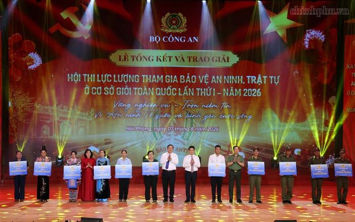 Các đồng chí lãnh đạo tặng quà tri ân các gia đình có thành viên lực lượng bảo vệ an ninh, trật tự ở cơ sở hy sinh khi thực hiện nhiệm vụ và những cá nhân dũng cảm, tiêu biểu trong công tác bảo vệ an ninh, trật tự ở cơ sở - Ảnh: chinhphu.vn/Phương Nguyên