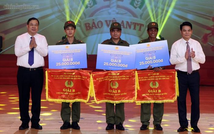 Ủy viên Bộ Chính trị, Phó Thủ tướng Thường trực Phạm Gia Túc và Bí thư Thành ủy, Trưởng Đoàn đại biểu Quốc hội thành phố Hải Phòng Lê Ngọc Châu trao giải B cho các đội tuyển tỉnh Thanh Hóa, tỉnh Cà Mau và tỉnh Khánh Hòa - Ảnh: chinhphu.vn/Phương Nguyên