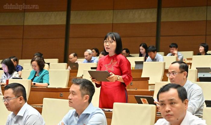 Đại biểu Nguyễn Thị Việt Nga (TP. Hải Phòng) đóng góp ý kiến tại phiên thảo luận ở Hội trường - Ảnh: chinhphu.vn/Nhật Bắc